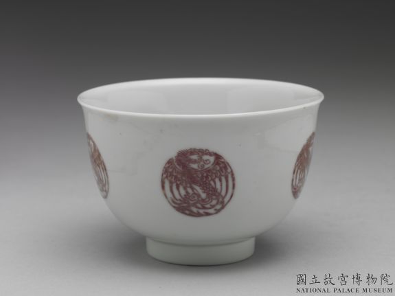 White cup with encircled phoenix decoration in overglaze red, Qing dynasty, Kangxi reign (1662-1722)